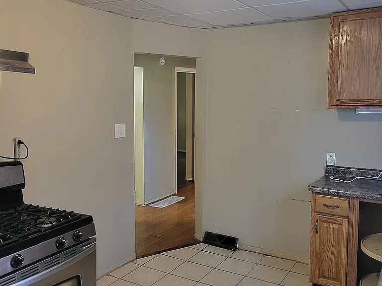 809 E 36th Pl — Photo 6