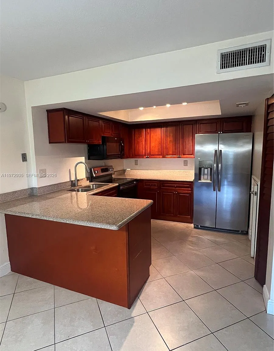 3 bed, 2.5 bath, 1600 sqft, $2,650 — Photo 2