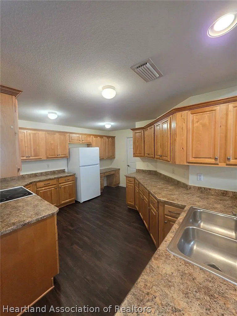 3 bed, 2.0 bath, 1397 sqft, $1,800 — Photo 3