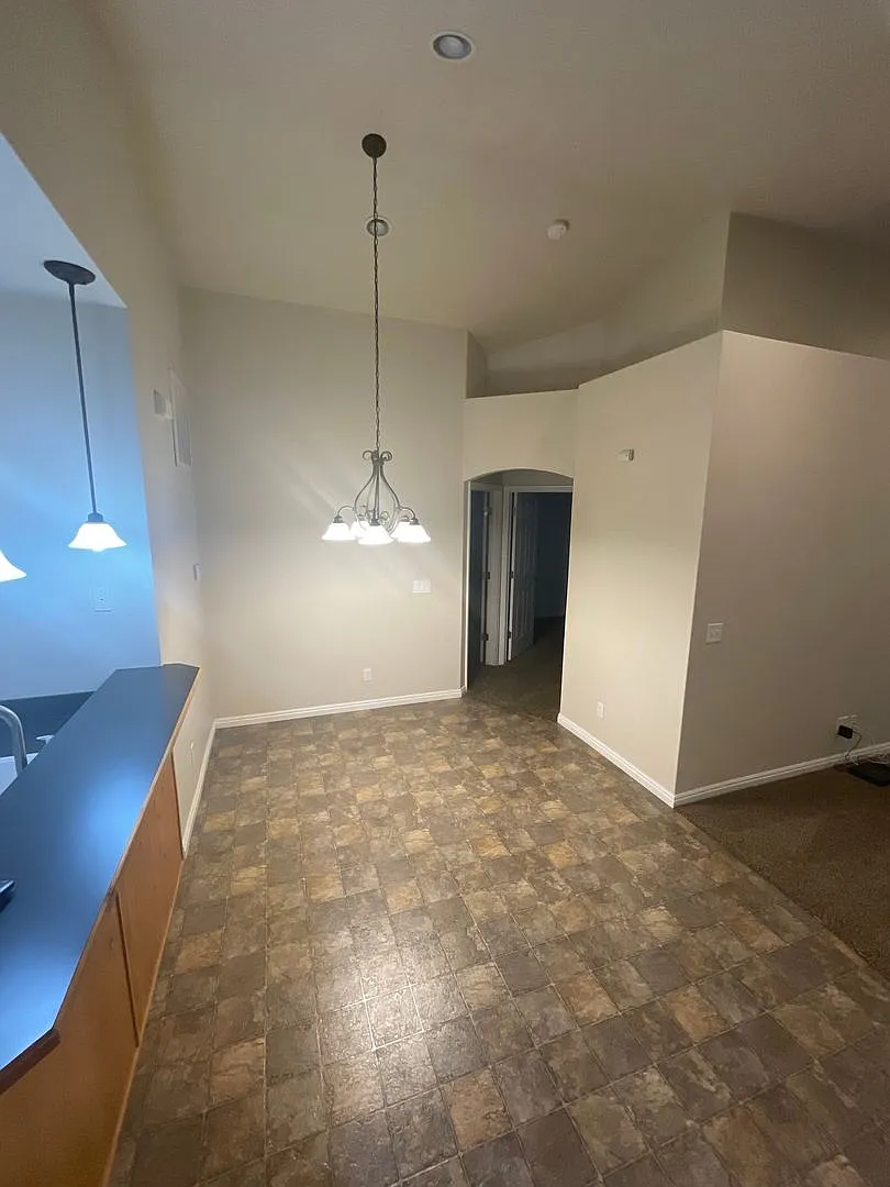 Beautiful Newly Renovated Townhome — Photo 3