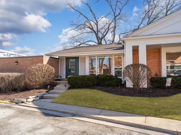 705 Carriage Hill Dr, Glenview, IL 60025