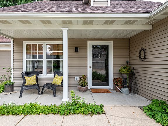 4th image of 2209 S Laurelwood Dr
