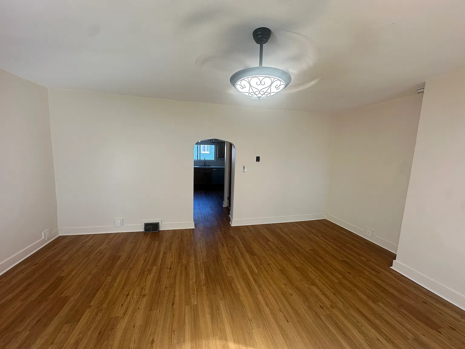 3 bed, 2.5 bath, 1900 sqft, $2,000 — Photo 2