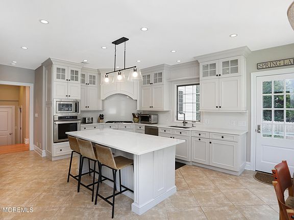 5th image of 38 Vroom Ave