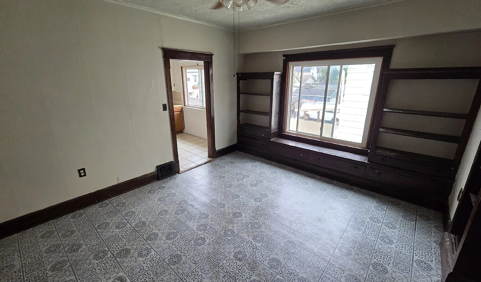 2 bed, 1.0 bath, $850 — Photo 1