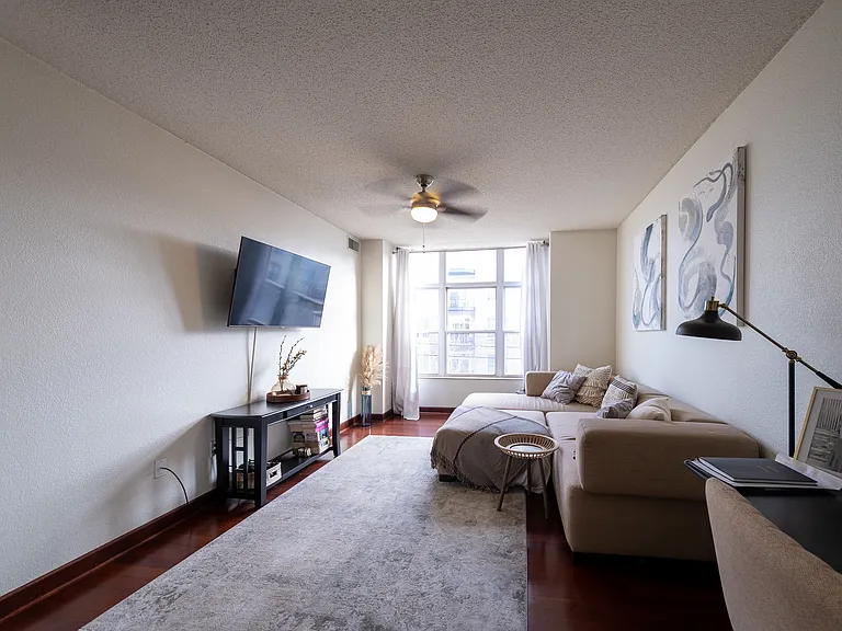 310 E 18th St #202 — Photo 6