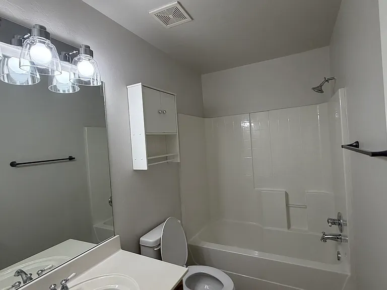 2401 Chadsford Ln — Photo 4