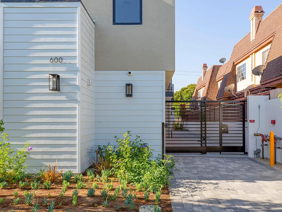 600 W Wilson Ave #2