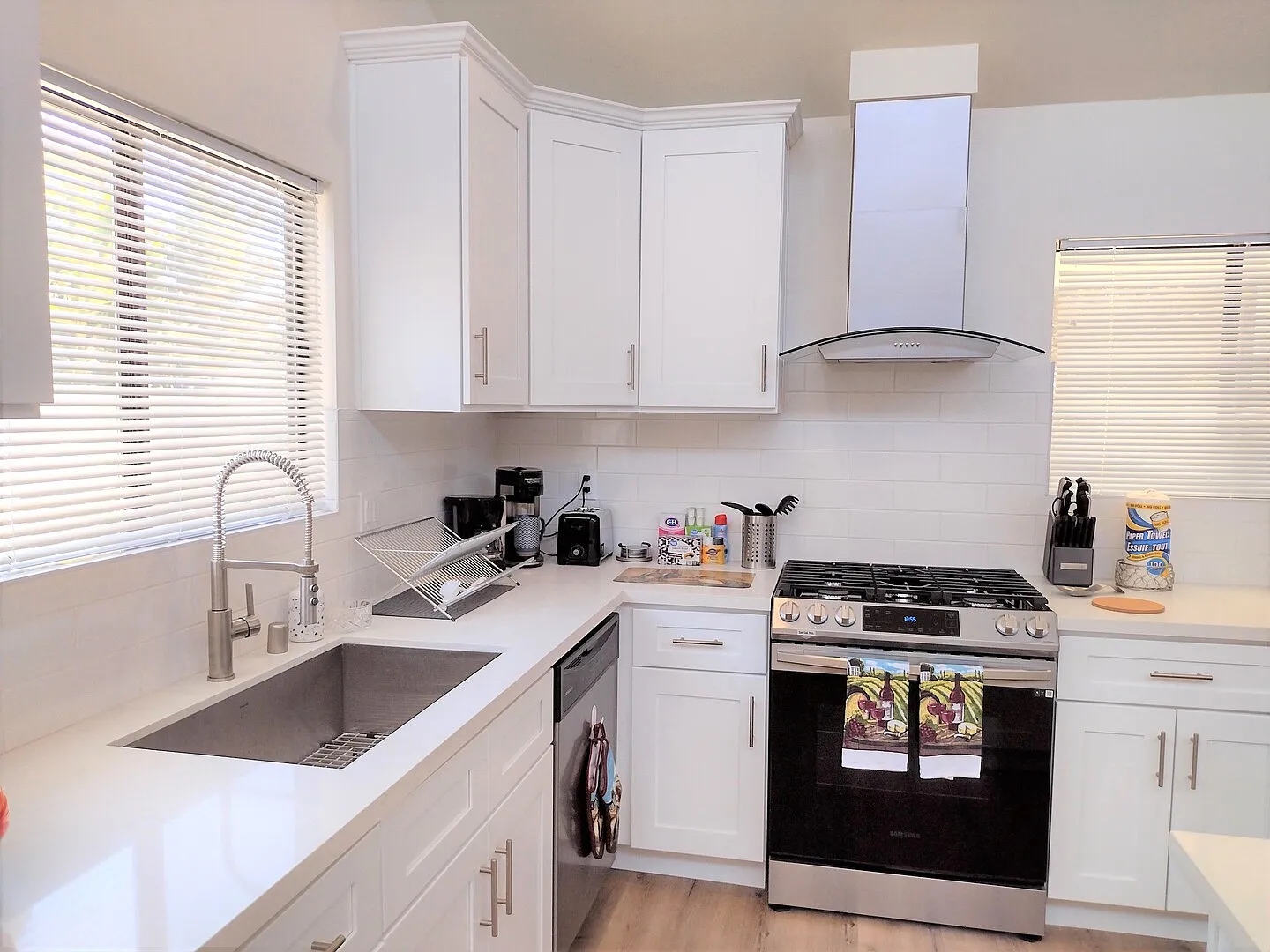 Modern House, 3 Bedrooms Each With Own Bathroom — Photo 3