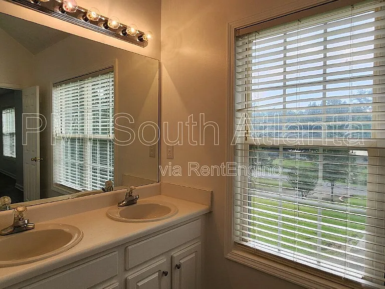588 Hunnicutt Rd SE — Photo 32