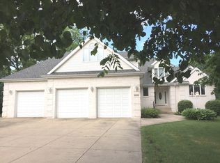 3255 Edgewater Dr, Kankakee, IL 60901