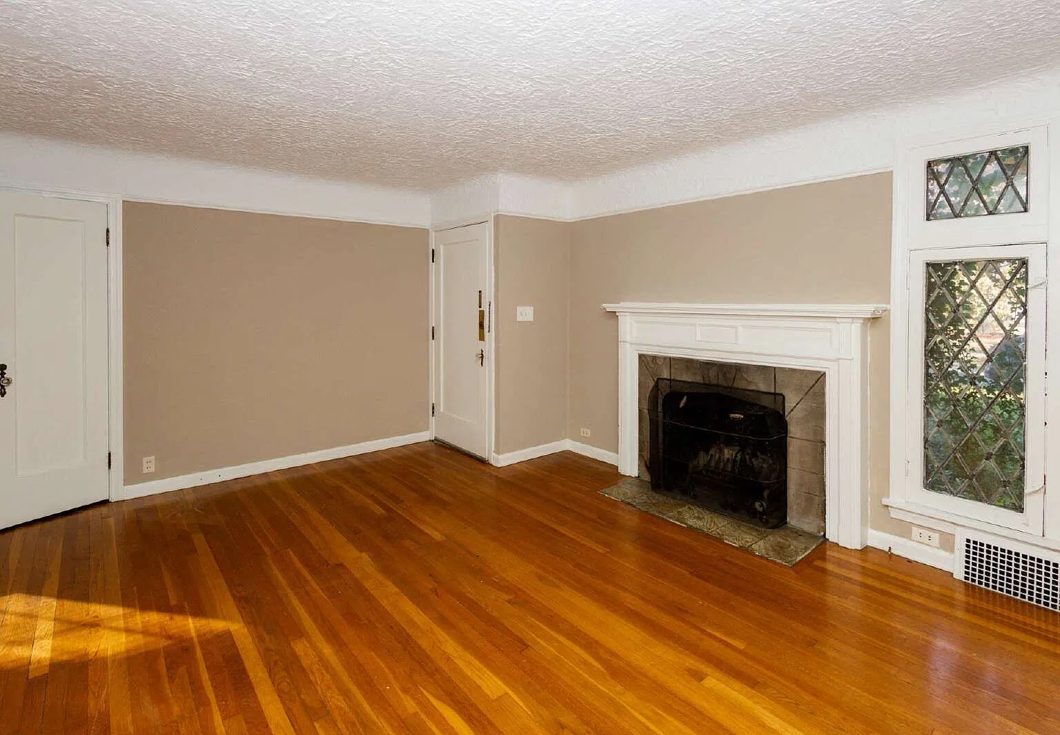 2 bed, 1.0 bath, 1027 sqft, $1,295 — Photo 3