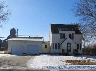 661 Pine Ave, Bird Island, MN 55310