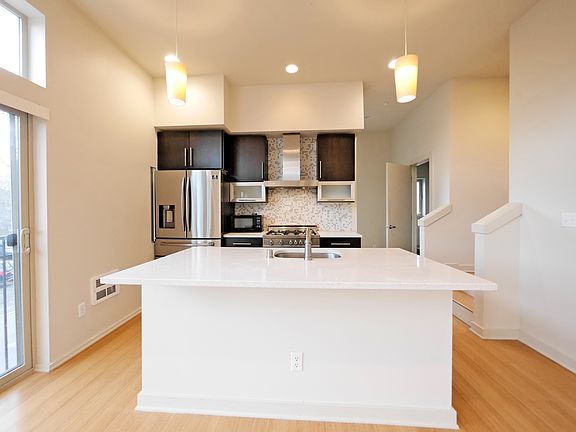3rd image of 6011 Roosevelt Way NE