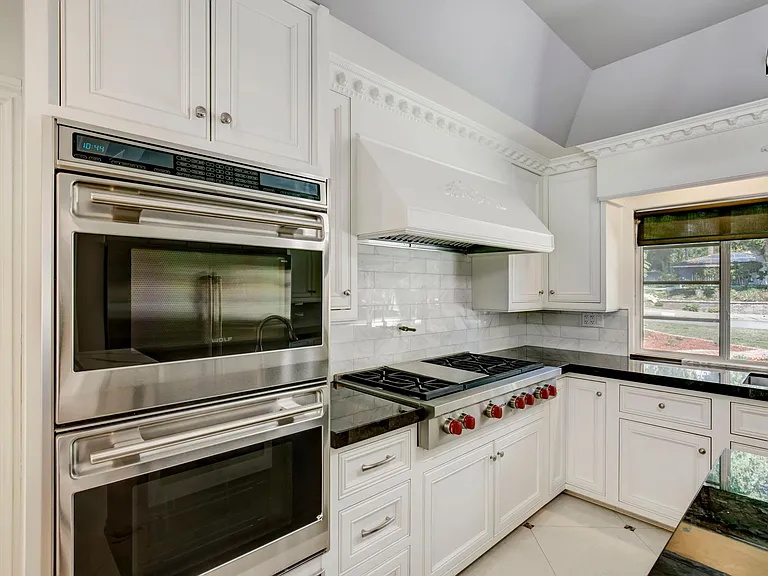 1710 Country Club Dr — Photo 16