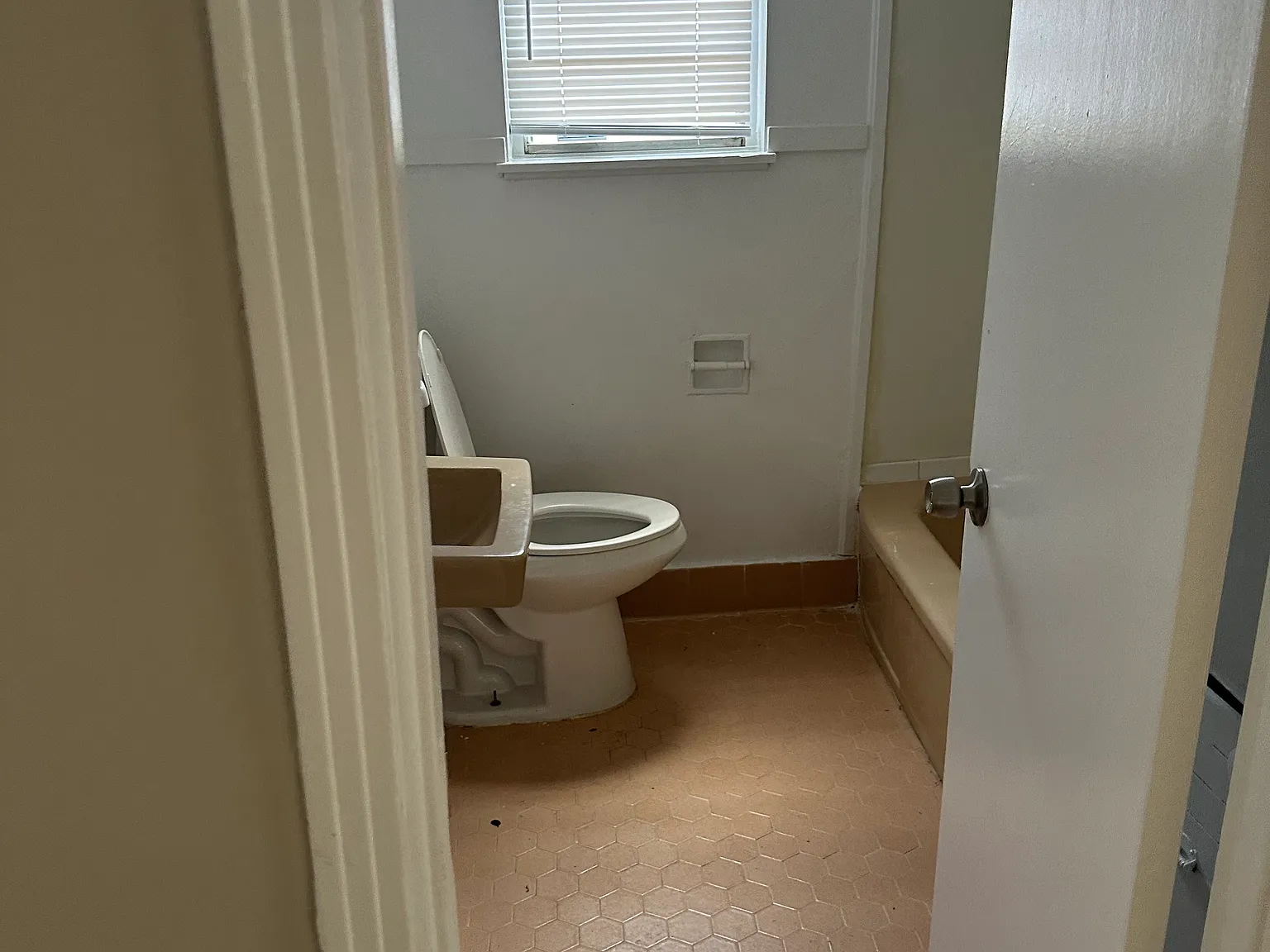 3 bed, 1129 sqft, $900 — Photo 3