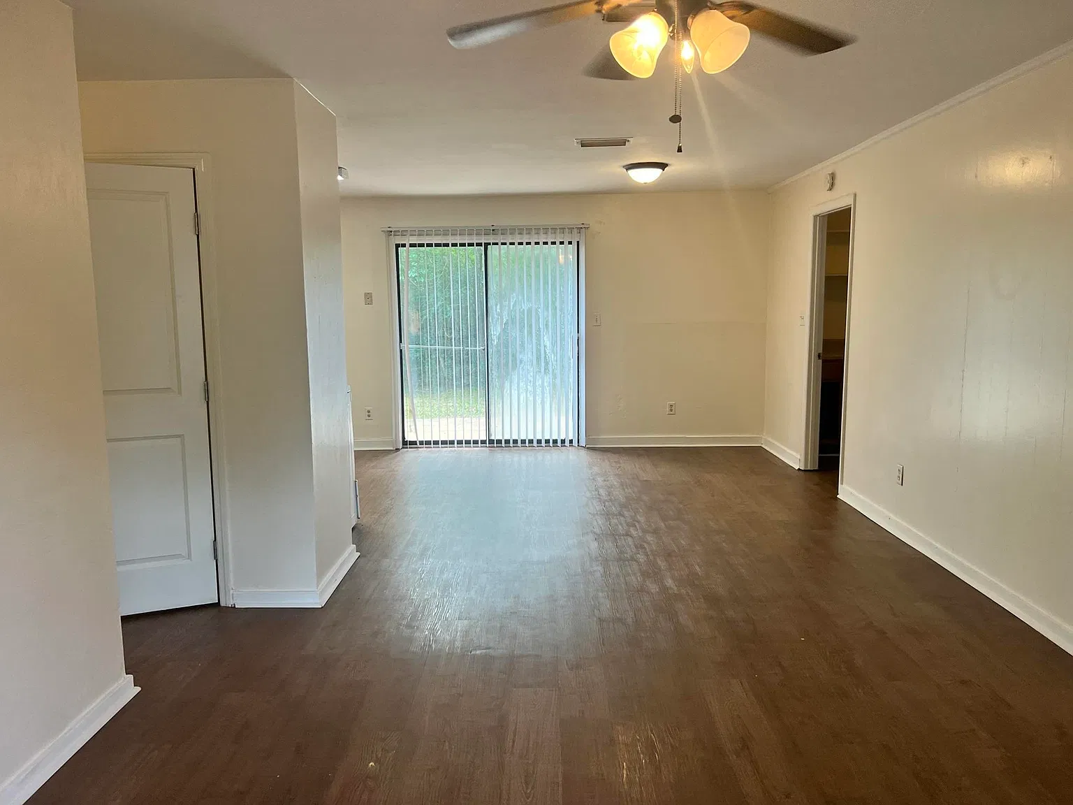 3 bed, 1.5 bath, 1288 sqft, $1,295 — Photo 2