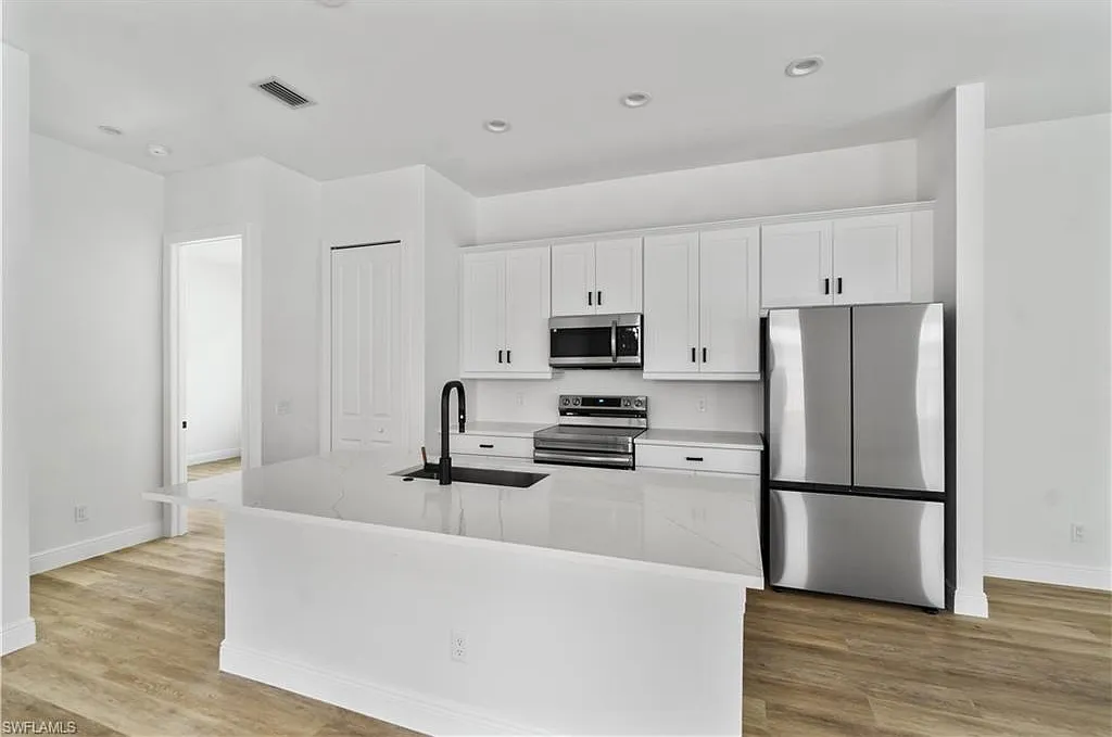 4 bed, 3.0 bath, 2200 sqft, $5,500 — Photo 4