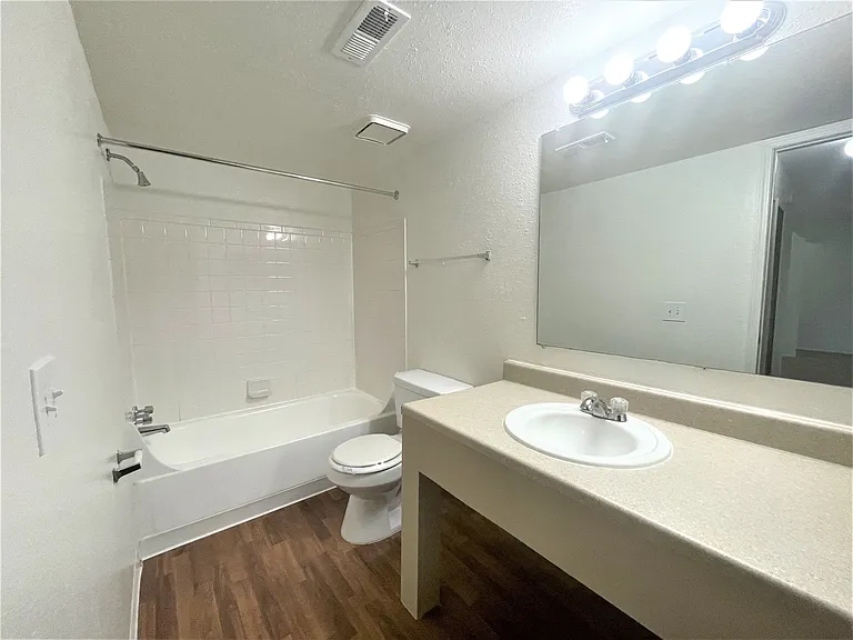 Windsor Place Apartments — Photo 37
