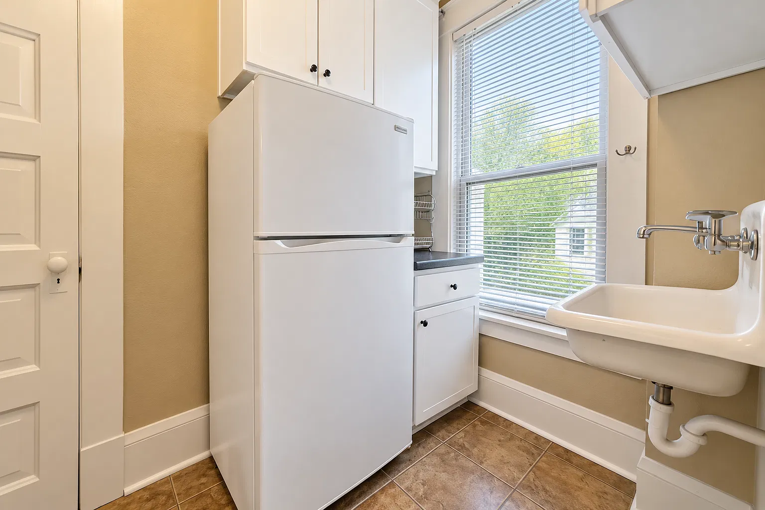 Studio, $839 — Photo 2
