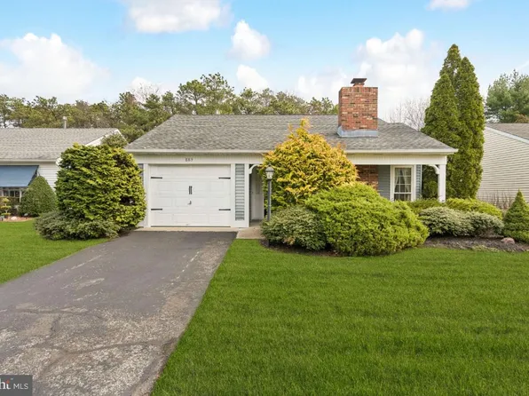 883 Westminster Dr N, Southampton, NJ 08088