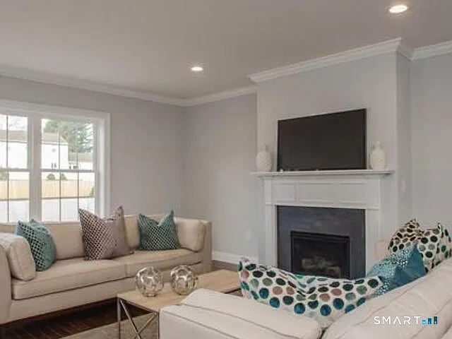 4 bed, 3.5 bath, 1900 sqft, $4,350 — Photo 3