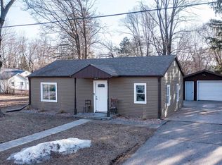 915 7th St, Waupaca, WI 54981