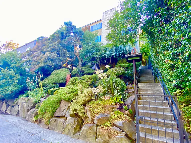 2611 22nd Ave W — Photo 2