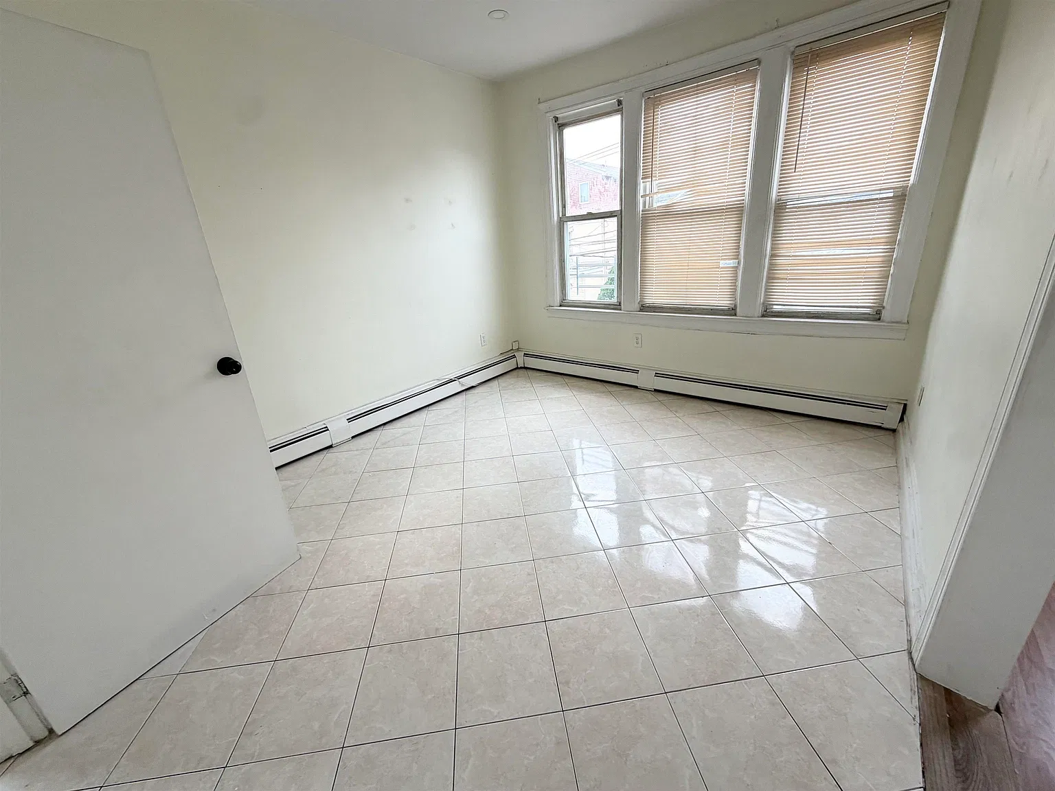 3 bed, 1.0 bath, 1000 sqft, $2,600 — Photo 4