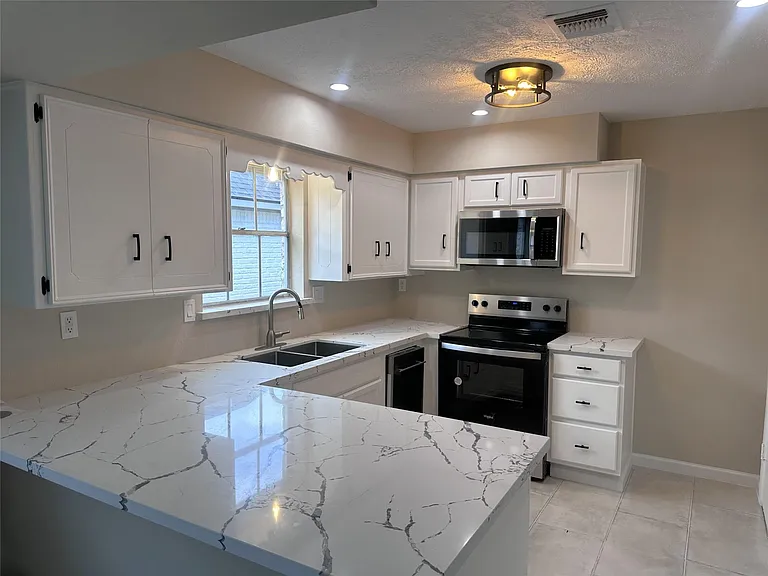 10902 Bob White Dr — Photo 4