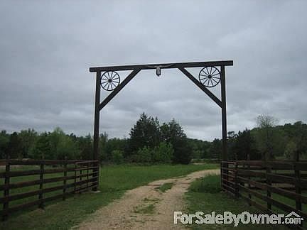 Alleyway and Enterance
						:
						Front enterance to outbuildings