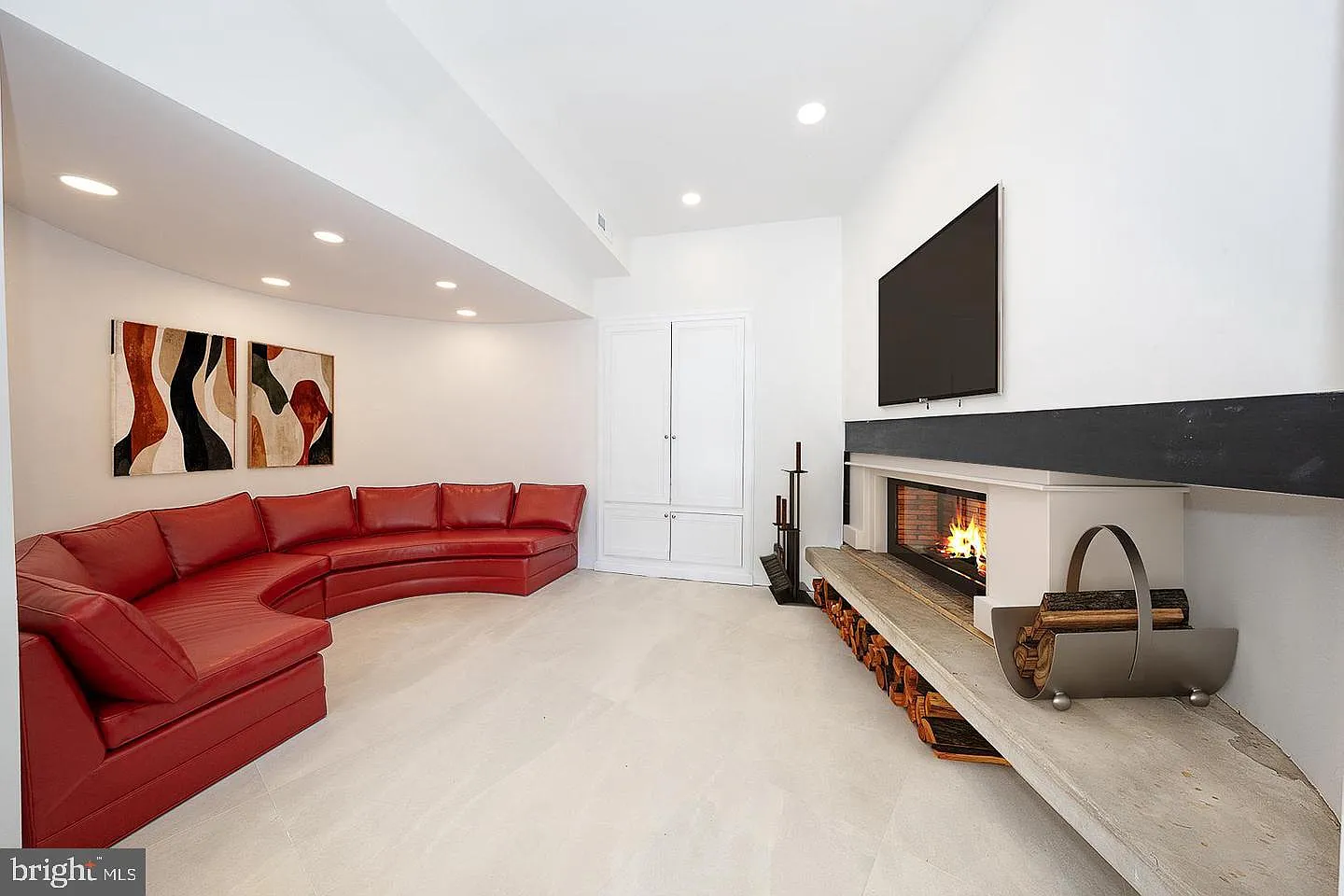 7 bed, 4.5 bath, 7542 sqft, $11,500 — Photo 4