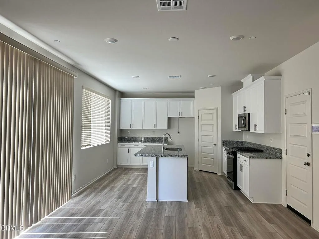 4 bed, 3.0 bath, 2112 sqft, $3,800 — Photo 3