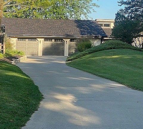 3rd image of 600 Lakeview Ln