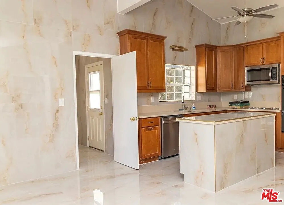 4 bed, 2.0 bath, 1944 sqft, $6,500 — Photo 3