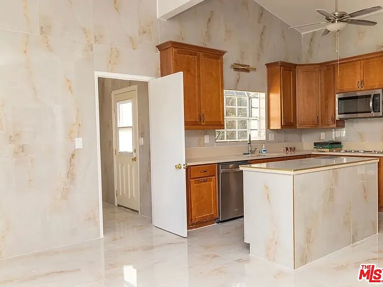 24316 Burbank Blvd — Photo 3