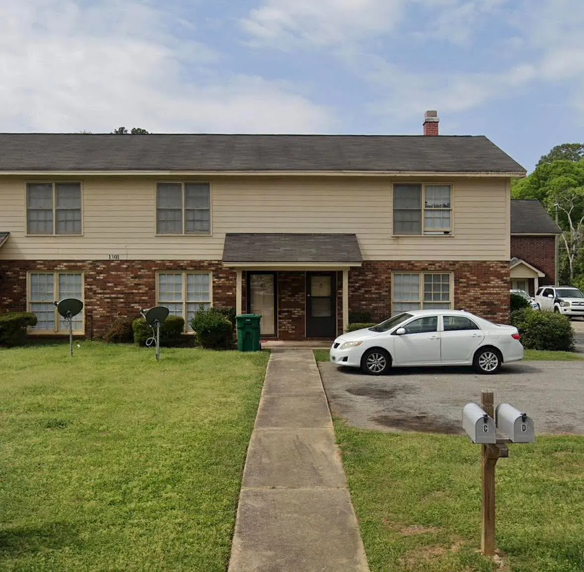 2 bed, 1.5 bath, 1050 sqft, $875 — Photo 1