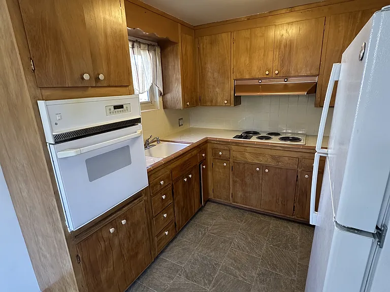 Kitchen (no dishwasher).