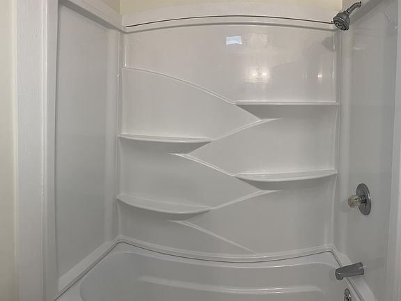 Bathroom - full shower/tub