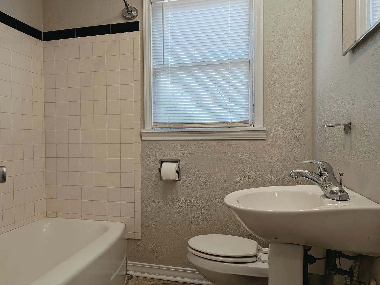 2 bed, 758 sqft, $890 — Photo 3