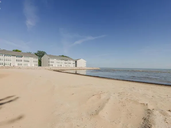 208 W Lakeshore Dr APT D, Port Clinton, OH 43452