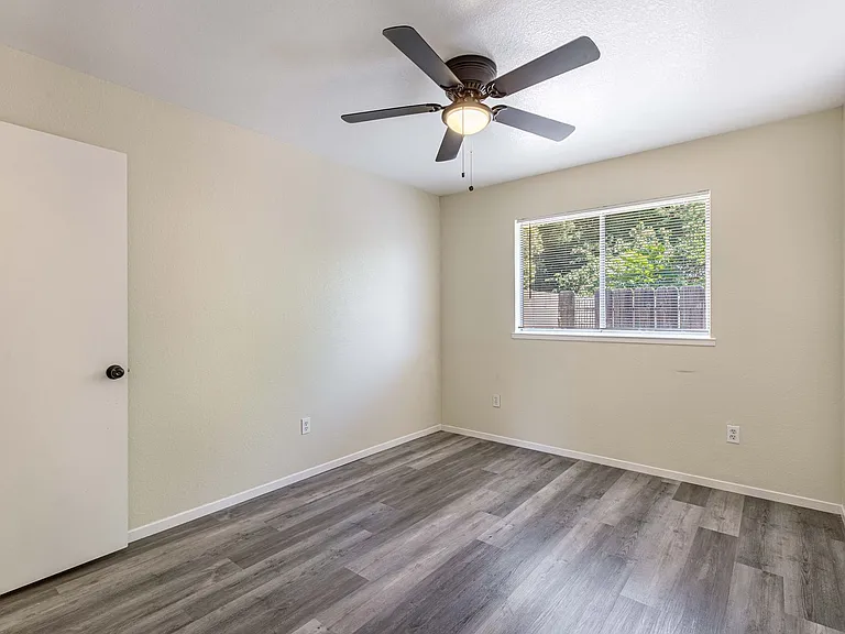 1229 W Roseburg Ave — Photo 8