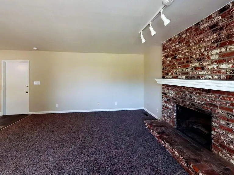 2209 E Palo Alto Ave — Photo 11