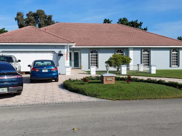 18921 W Oakmont Dr, Hialeah, FL 33015