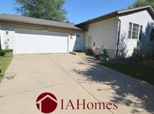 280 S Mentzer Rd, Robins, IA 52328