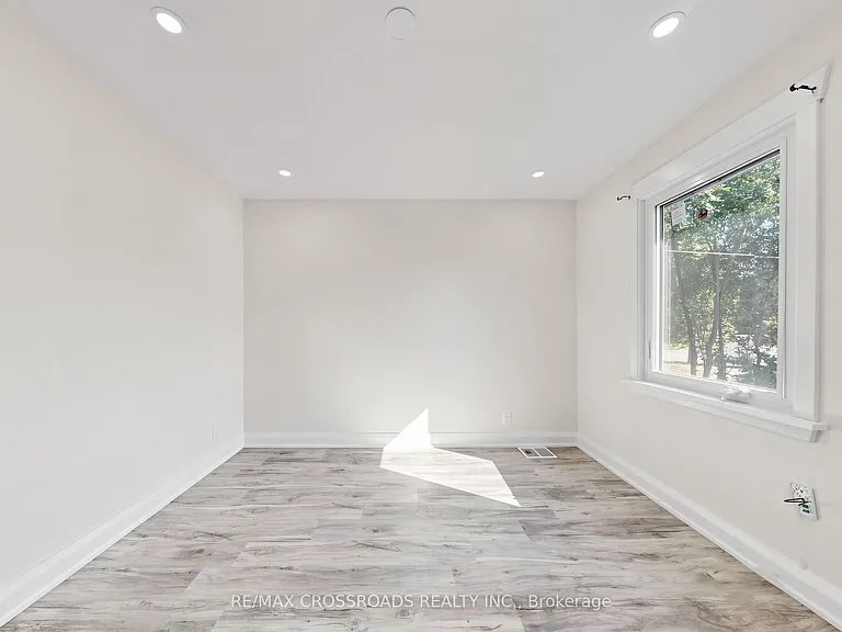 1496 Simcoe St N — Photo 6