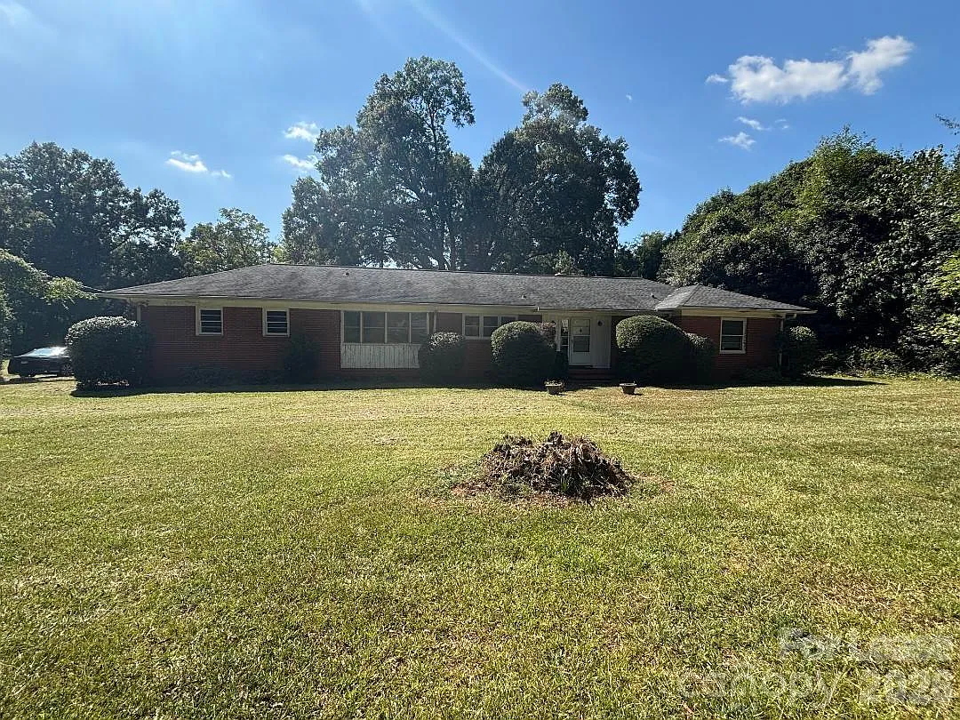 4 bed, 1.5 bath, 1800 sqft, $2,200 — Photo 1