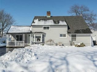 71 Constellation Rd, Levittown, NY 11756