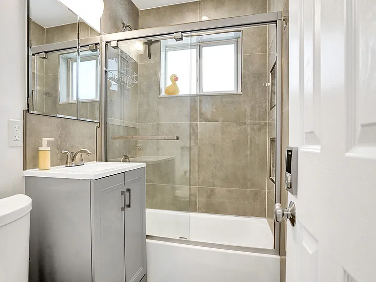 1041 SW 32nd St — Photo 17