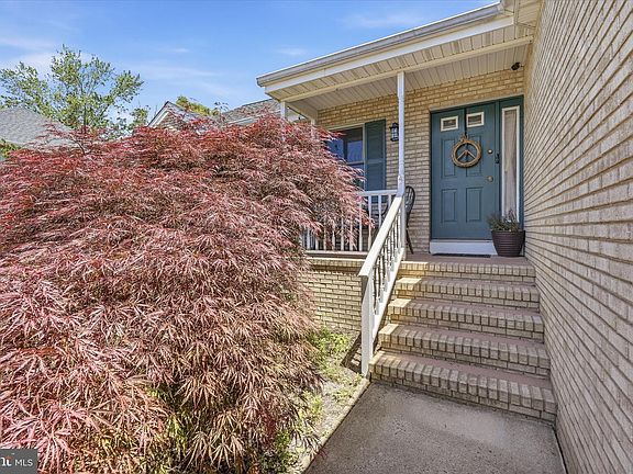 2nd image of 515 Coral Ln